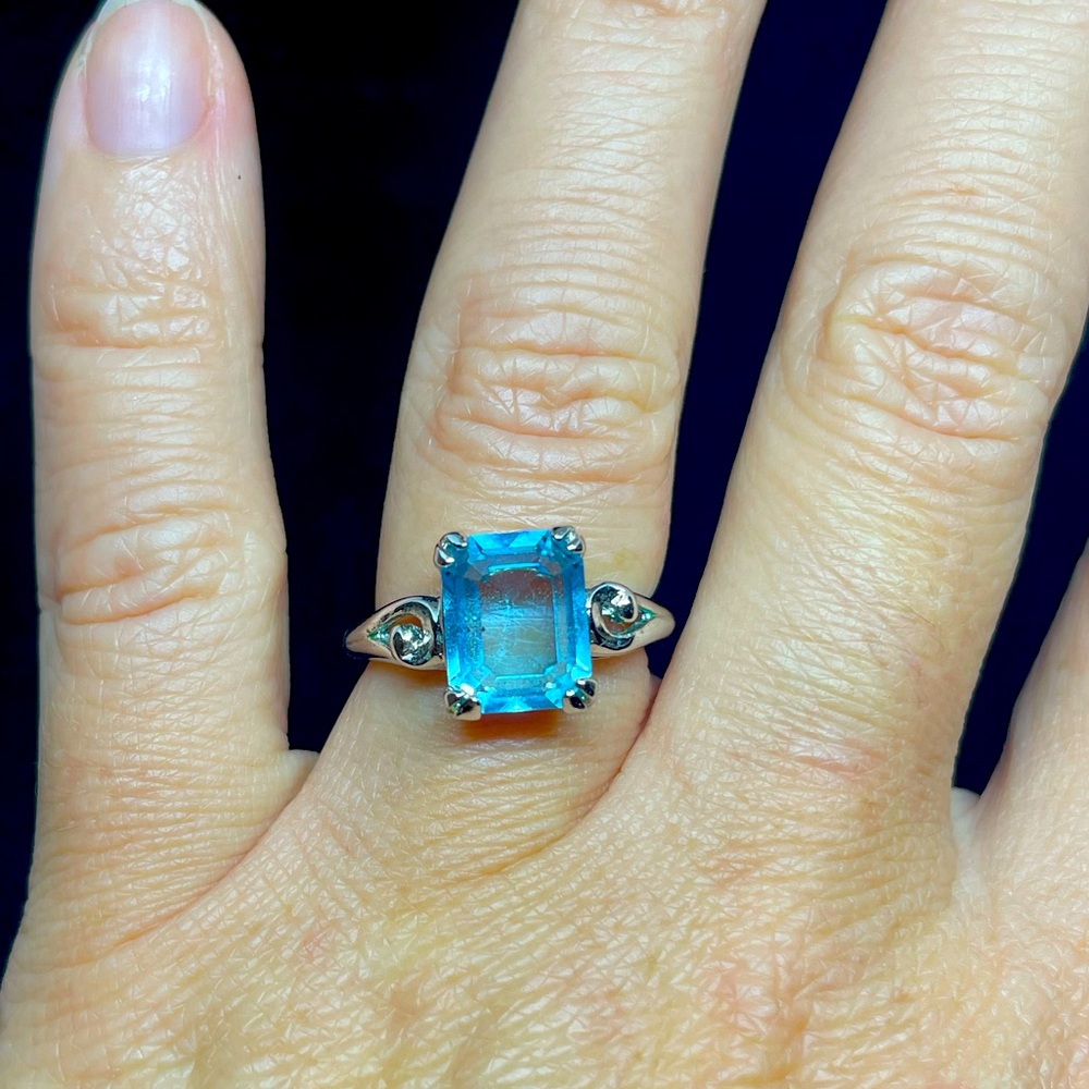 AVON Blue Gemstone Fashion Ring (Size 5.5)